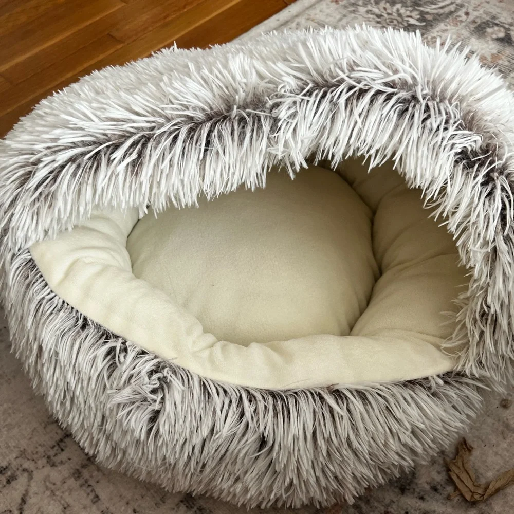 Dog/Cat bed, comfy, soft and lightweight.
